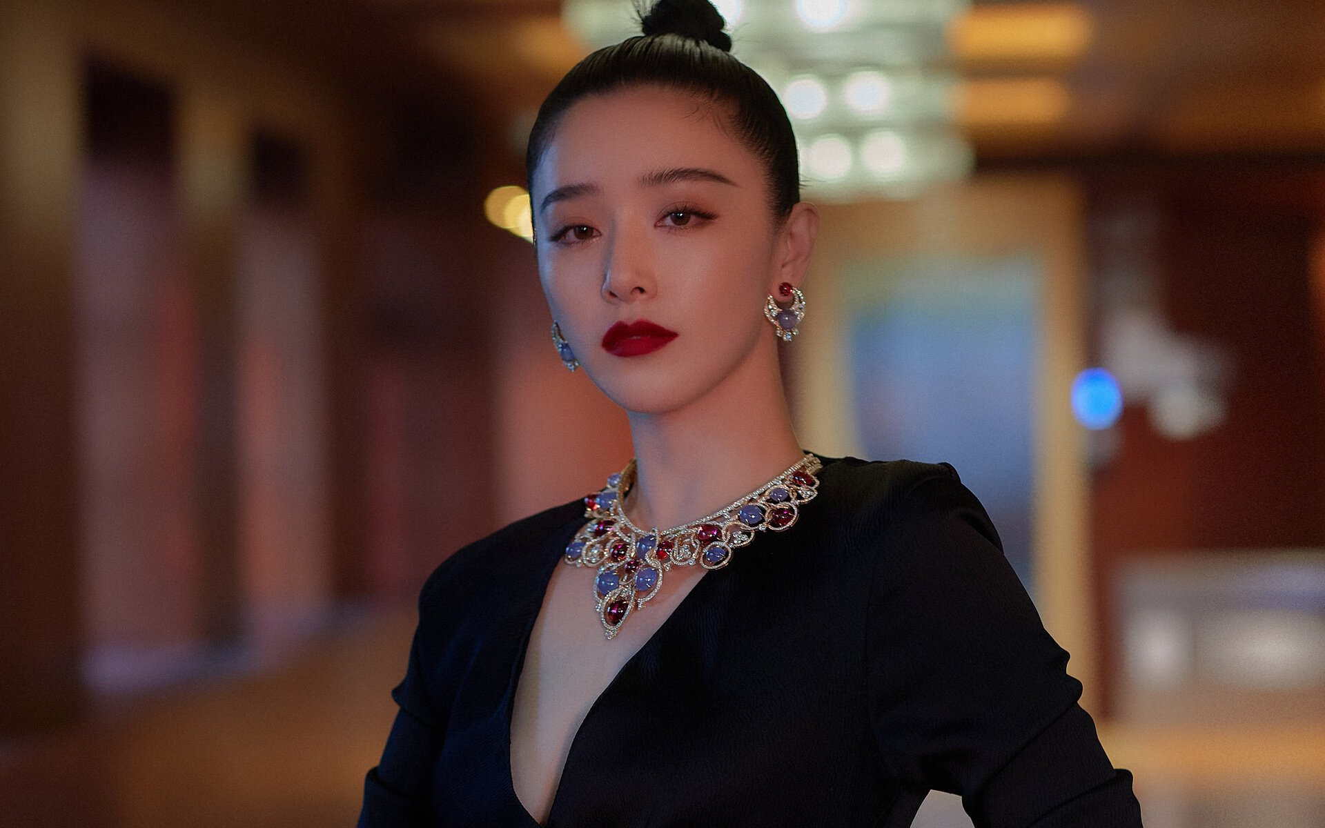 随机西甲场外评述，专家探讨战术变化带来控球与组织协调的提升，西甲足球场