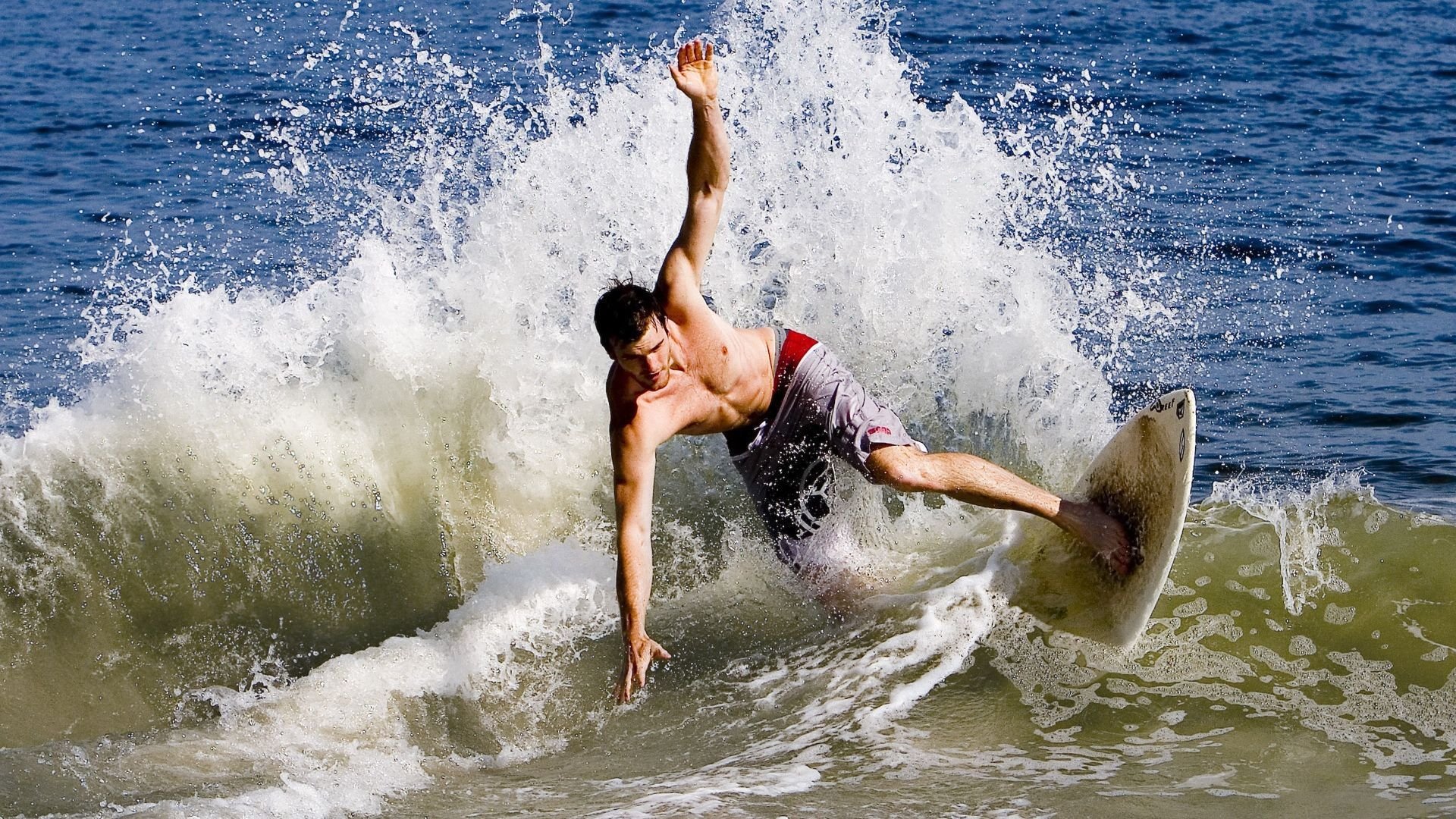 车迷狂欢:现场用各种方式表达对车手的支持与热爱,车迷小说阅读答案